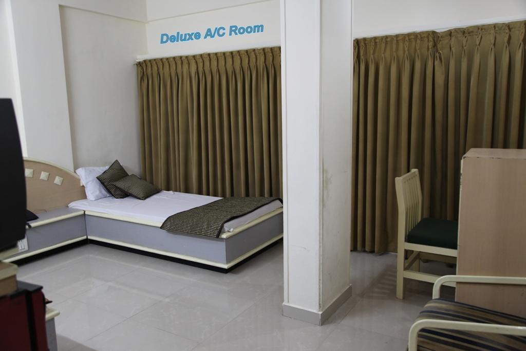 Hotel Aditya Rajkot Exteriör bild