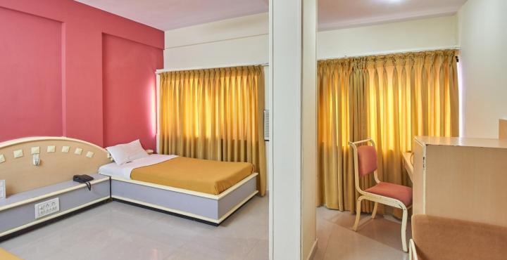 Hotel Aditya Rajkot Exteriör bild